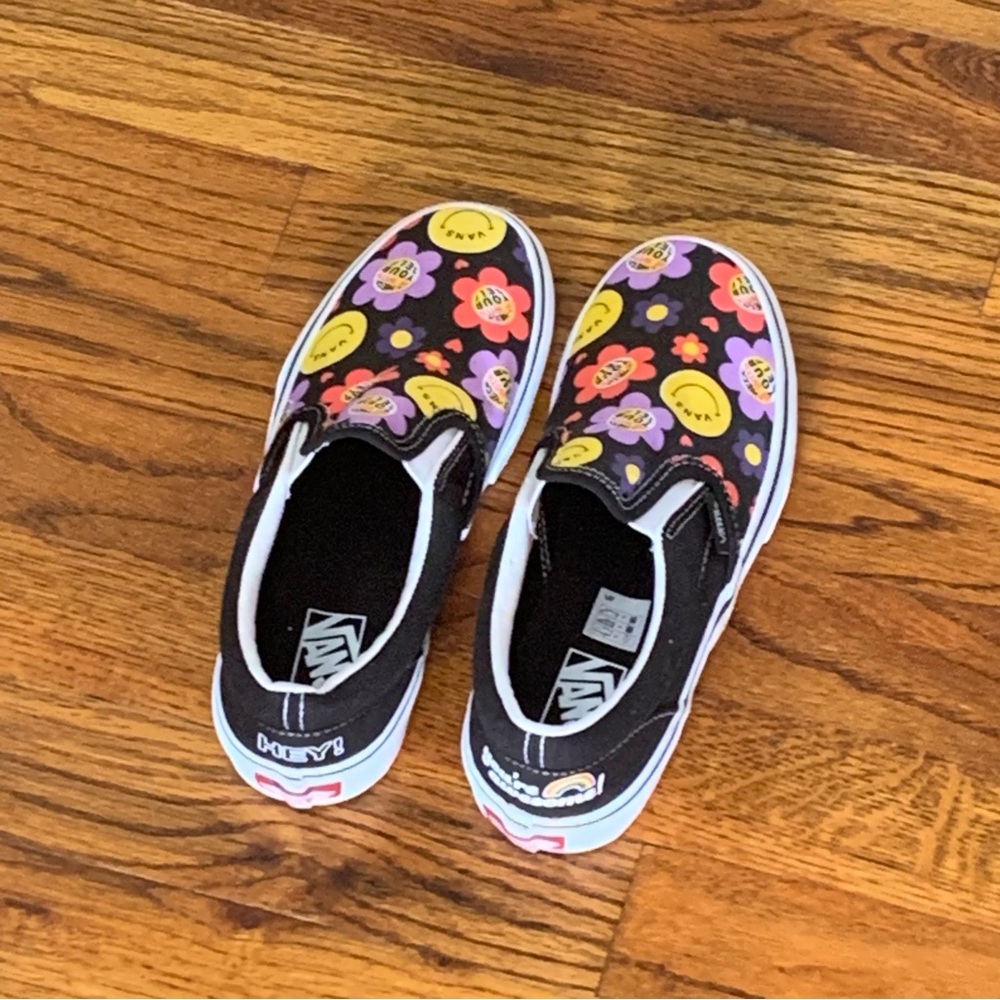 Vans Classic SlipOn Radically Happy Skate Shoe Sneaker Unisex NWT
Boys Kids Teen - Picture 7 of 16